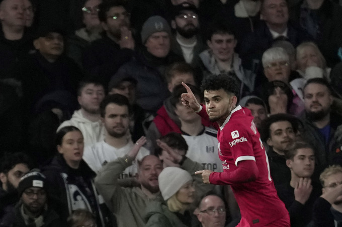 Tiền đạo Luis Diaz mừng bàn mở tỷ số cho Liverpool trong trận hòa Fulham 1-1 ở lượt về bán kết Cup Liên đoàn Anh 