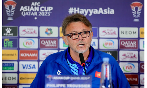 HLV Troussier trong một buổi họp báo tại Asian Cup 2023